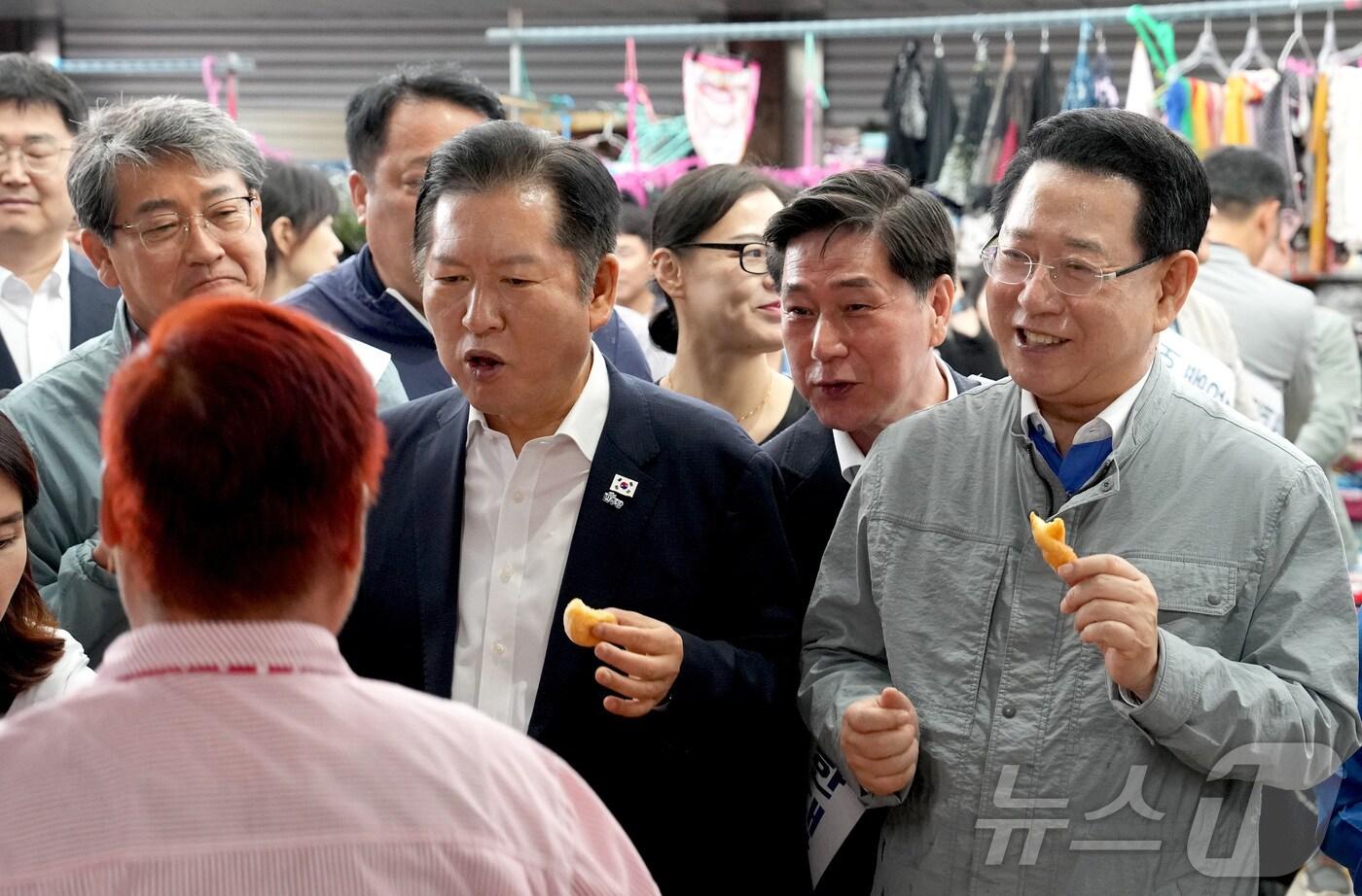 정청래 더불어민주당 대표와 김영록 전라남도 도지사가 추석명절을 앞둔 3일 구례5일장을 방문, 민생현장을 둘러보며 주민 및 상인들을 격려하고 있다.&#40;전남도 제공. 재판매 및 DB금지&#41; 2025.10.3/뉴스1 ⓒ News1 전원 기자