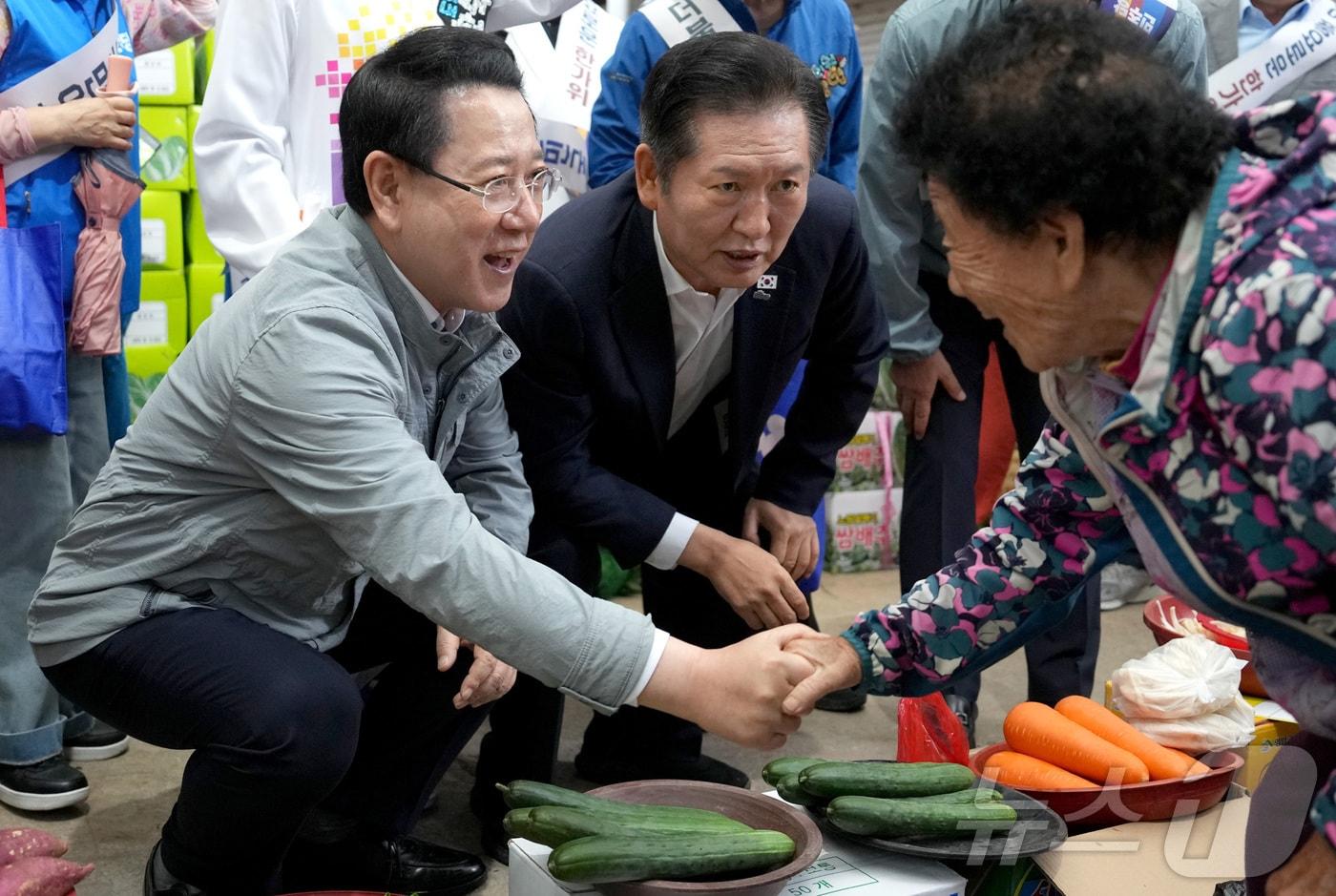 정청래 더불어민주당 대표와 김영록 전라남도 도지사가 추석명절을 앞둔 지난 3일 구례5일장을 방문, 민생현장을 둘러보며 주민 및 상인들을 격려하고 있다.&#40;전남도 제공. 재판매 및 DB금지&#41; 2025.10.3/뉴스1 ⓒ News1 전원 기자