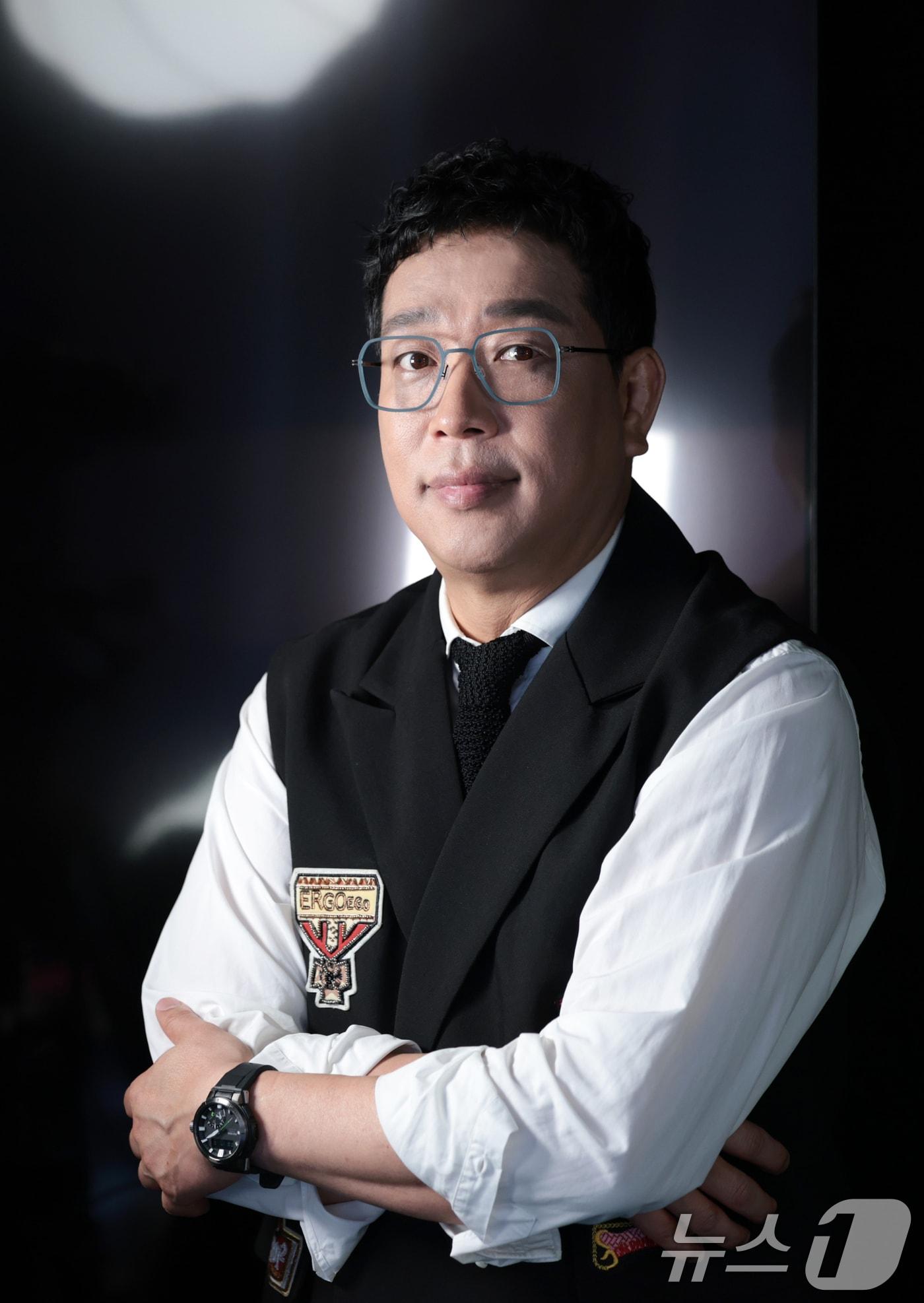 본문 이미지 - 방송인 강병규가 인터넷 플랫폼 팬더TV의 엑셀방송 프로그램 ‘더 크루&#40;The Crew&#41;’ 녹화에 앞서 포즈를 취하고 있다.  ⓒ News1 권현진 기자