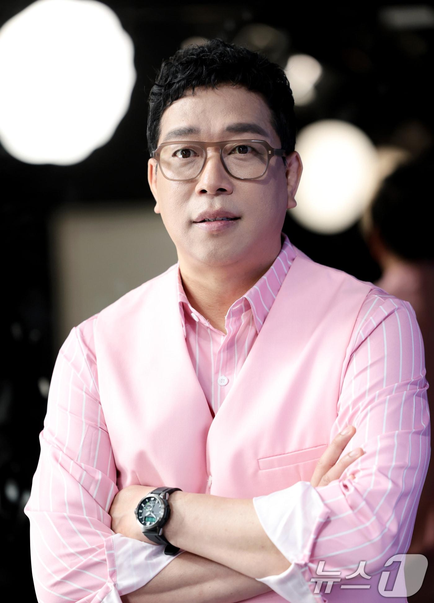 본문 이미지 - 방송인 강병규가 3일 서울 강남구 아이스크림스튜디오에서 인터넷 플랫폼 팬더TV의 엑셀방송 프로그램 ‘더 크루(The Crew)’ 녹화에 앞서 포즈를 취하고 있다. 2025.10.3/뉴스1 ⓒ News1 권현진 기자