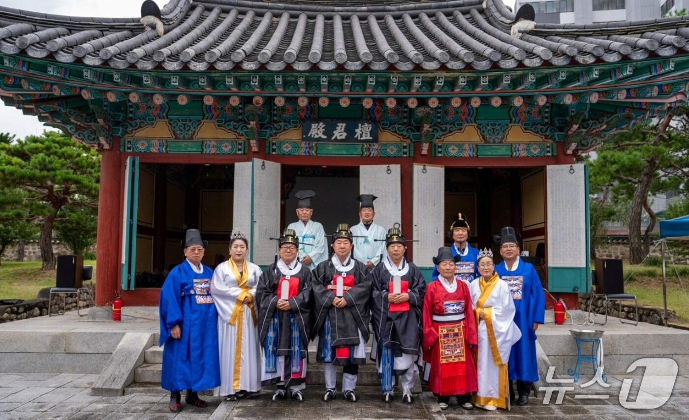 충북 증평단군봉찬회&#40;회장 연태희&#41;는 3일 단기 4358년 개천절을 맞아 증평읍 단군전에서 개천대제를 거행했다.&#40;증평군 제공&#41;/뉴스1