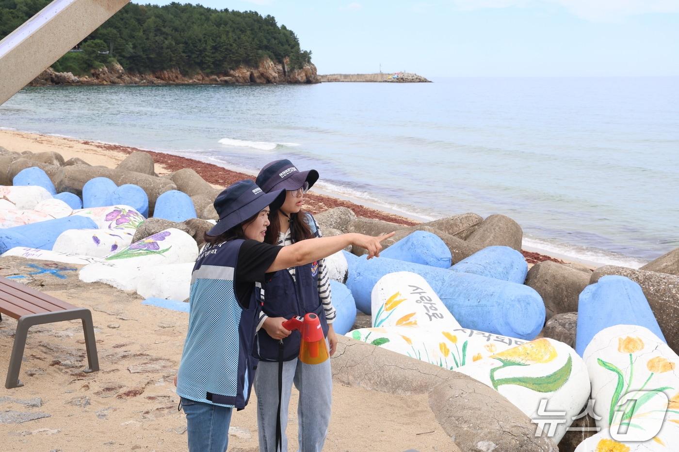 강원 동해 한섬해변 연안안전지킴이 최예봄 씨&#40;사진 오른쪽&#41;와 함미영 씨&#40;사진 왼쪽&#41;가 지킴이 활동을 하고 있다.&#40;동해해경 제공, 재판매 및 DB 금지&#41; 2025.10.3/뉴스1