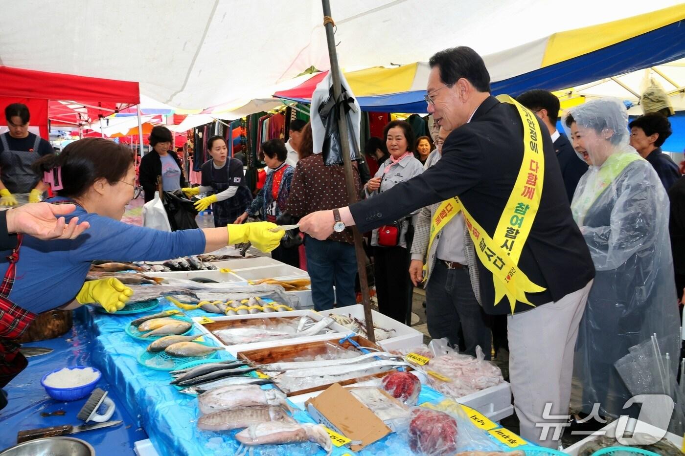송인헌 충북 괴산군수가 3일 추석을 앞두고 괴산전통시장을 찾아 장보기를 하며 상인들을 격려했다.(괴산군 제공)/뉴스1