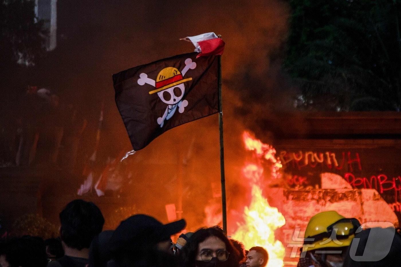 8월 29일&#40;현지시간&#41; 인도네시아 경찰청 본부 앞에서 배달기사가 경찰 전술차량에 치여 숨진 사건에 항의하는 시위가 열린 가운데, 만화 &#39;원피스&#39;의 &#39;밀짚모자 해적단&#39; 깃발이 시위 군중 한복판에서 휘날리고 있다. 2025.08.29. ⓒ AFP=뉴스1 ⓒ News1 윤다정 기자