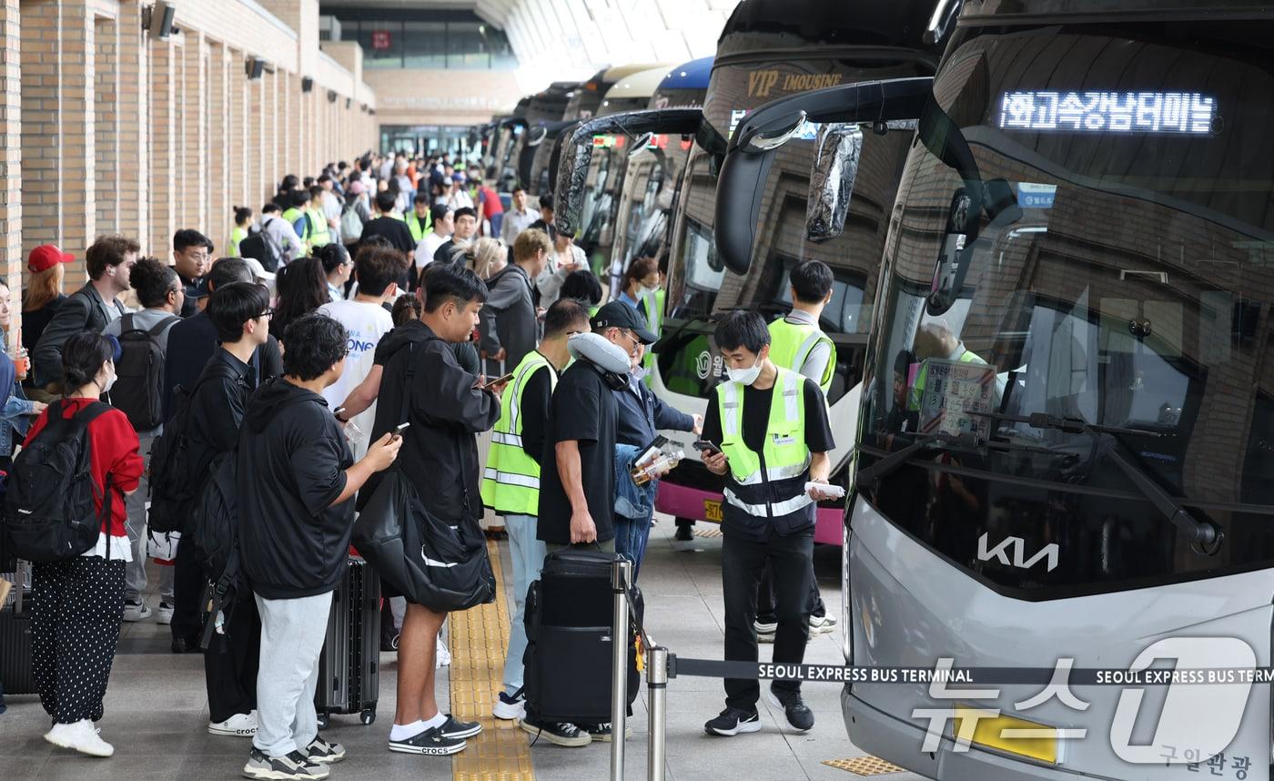 본격적인 추석 연휴가 시작된 3일 서울 서초구 고속버스터미널이 귀성객들로 붐비고 있다. 2025.10.3/뉴스1 ⓒ News1 이호윤 기자