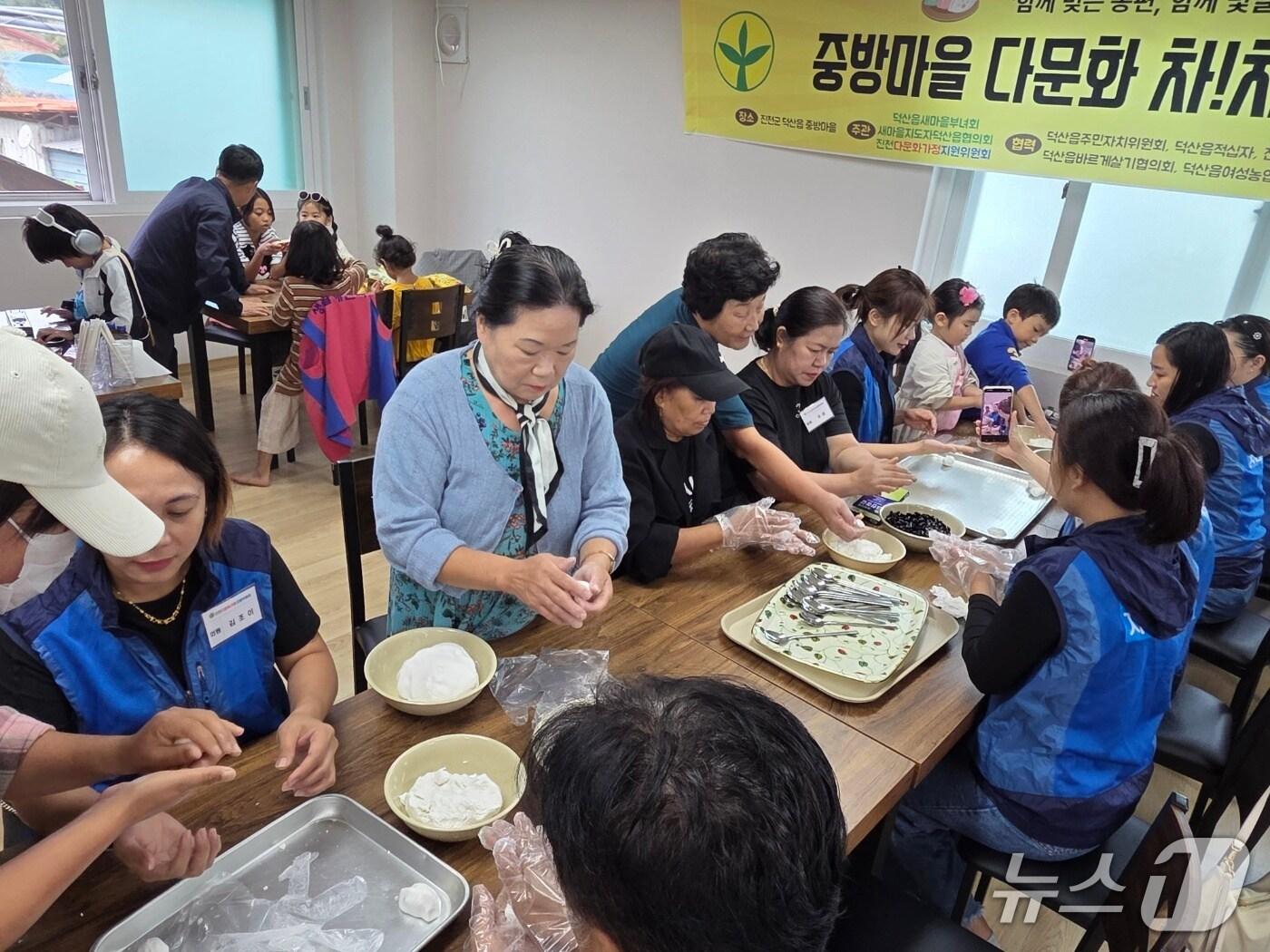 본문 이미지 - 충북 진천군 덕산읍 중방마을에서 3일 '다문화 차!차!차! 마을공동체 행사'가 열렸다.(진천군 제공)/뉴스1