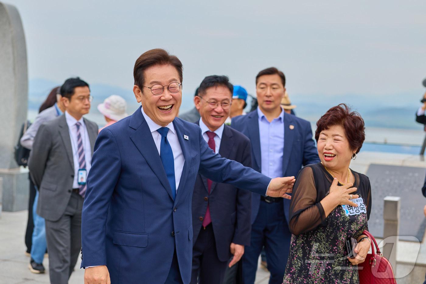 이재명 대통령이 3일 인천 강화군 강화평화전망대에서 실향민과 인사를 나누고 있다. &#40;대통령실 제공. 재판매 및 DB 금지&#41; 2025.10.3/뉴스1 ⓒ News1 이재명 기자