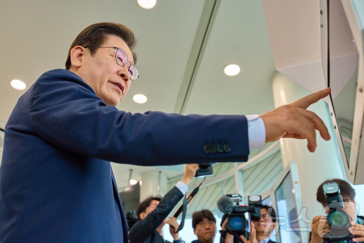 이재명 대통령이 3일 인천 강화군 강화평화전망대에서 북녘을 바라보고 있다. &#40;대통령실 제공. 재판매 및 DB 금지&#41; 2025.10.3/뉴스1 ⓒ News1 이재명 기자