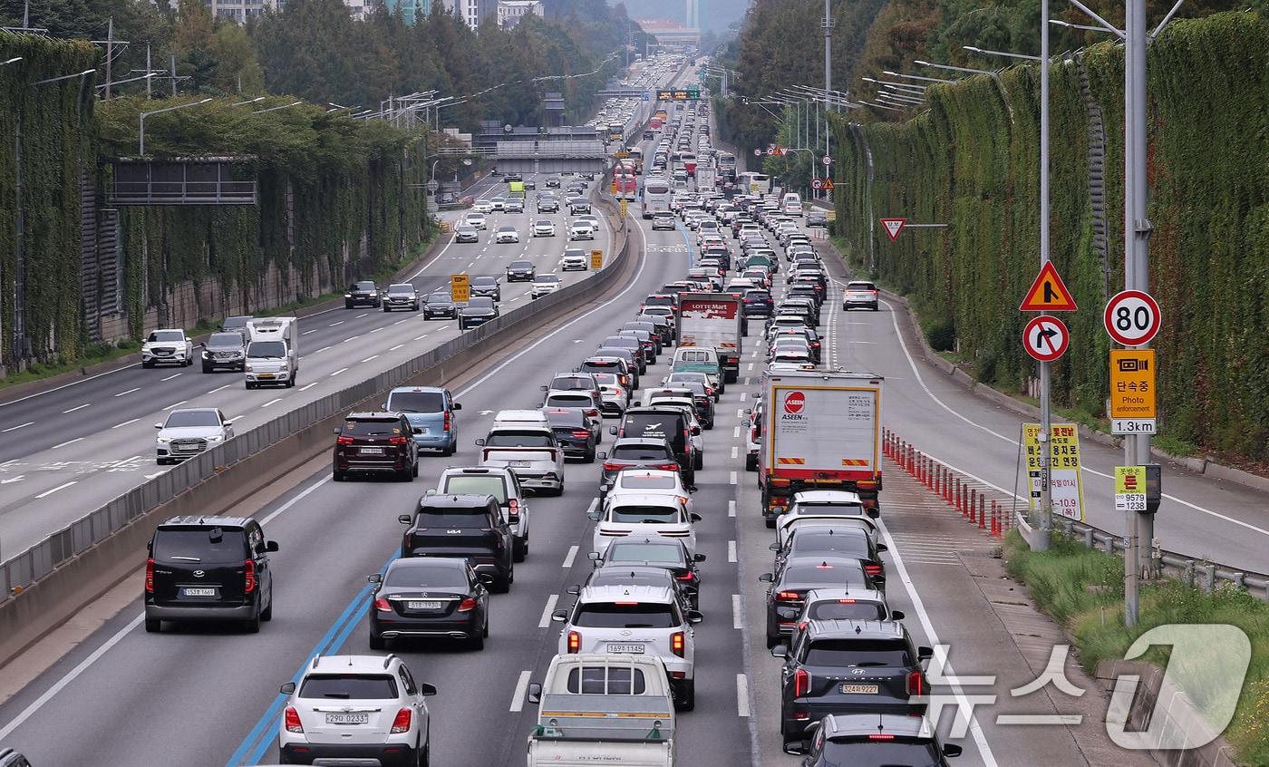 추석 연휴 첫날인 3일 오후 서울 서초구 잠원IC 부근 경부고속도로 하행선이 귀성 차량으로 정체를 빚고 있다.  2025.10.3/뉴스1 ⓒ News1 박지혜 기자