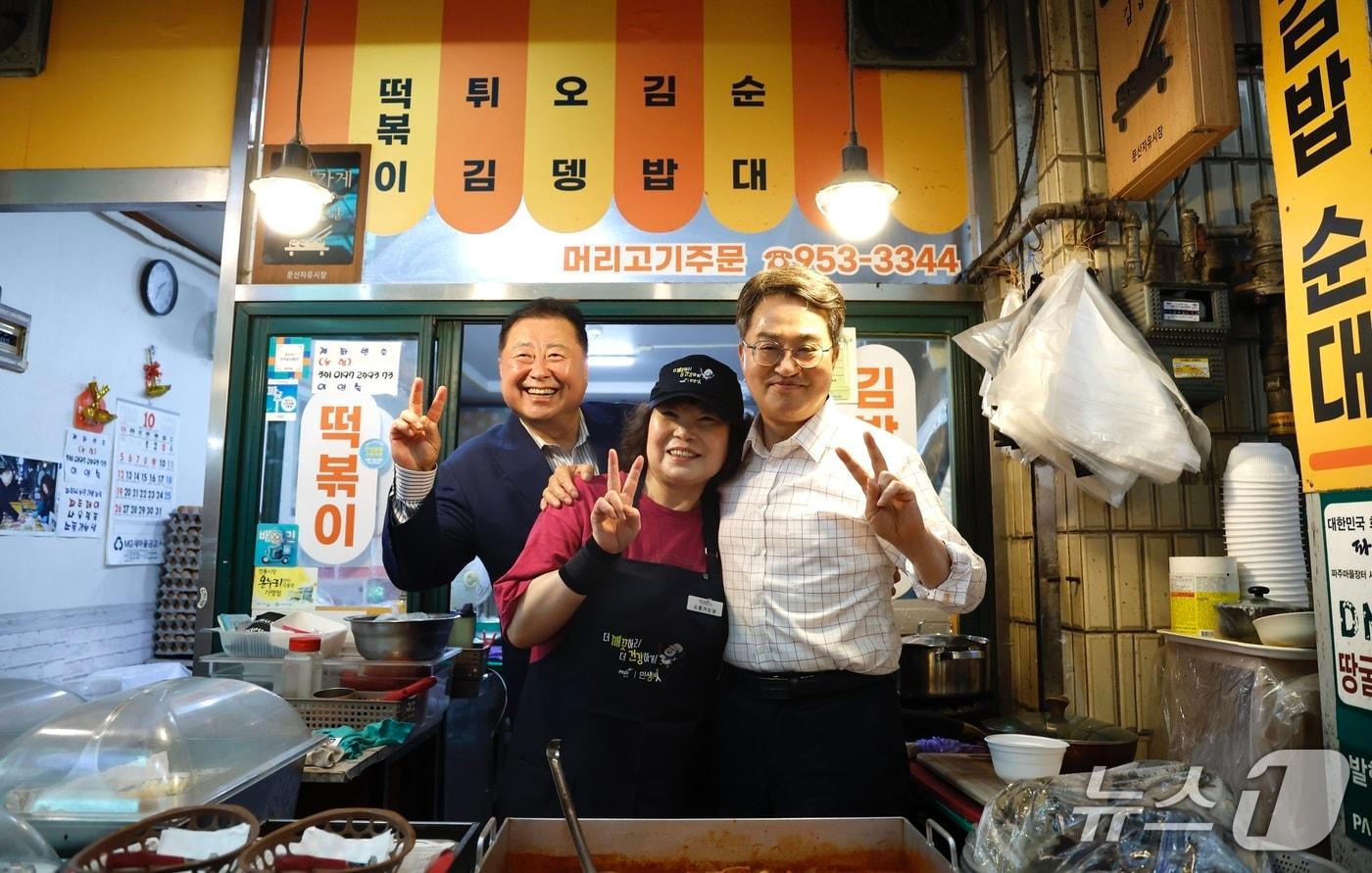 김동연 경기도지사가 파주문산자유시장 상인과 함께하고 있다.&#40;경기도 제공. 재판매 및 DB금지&#41;