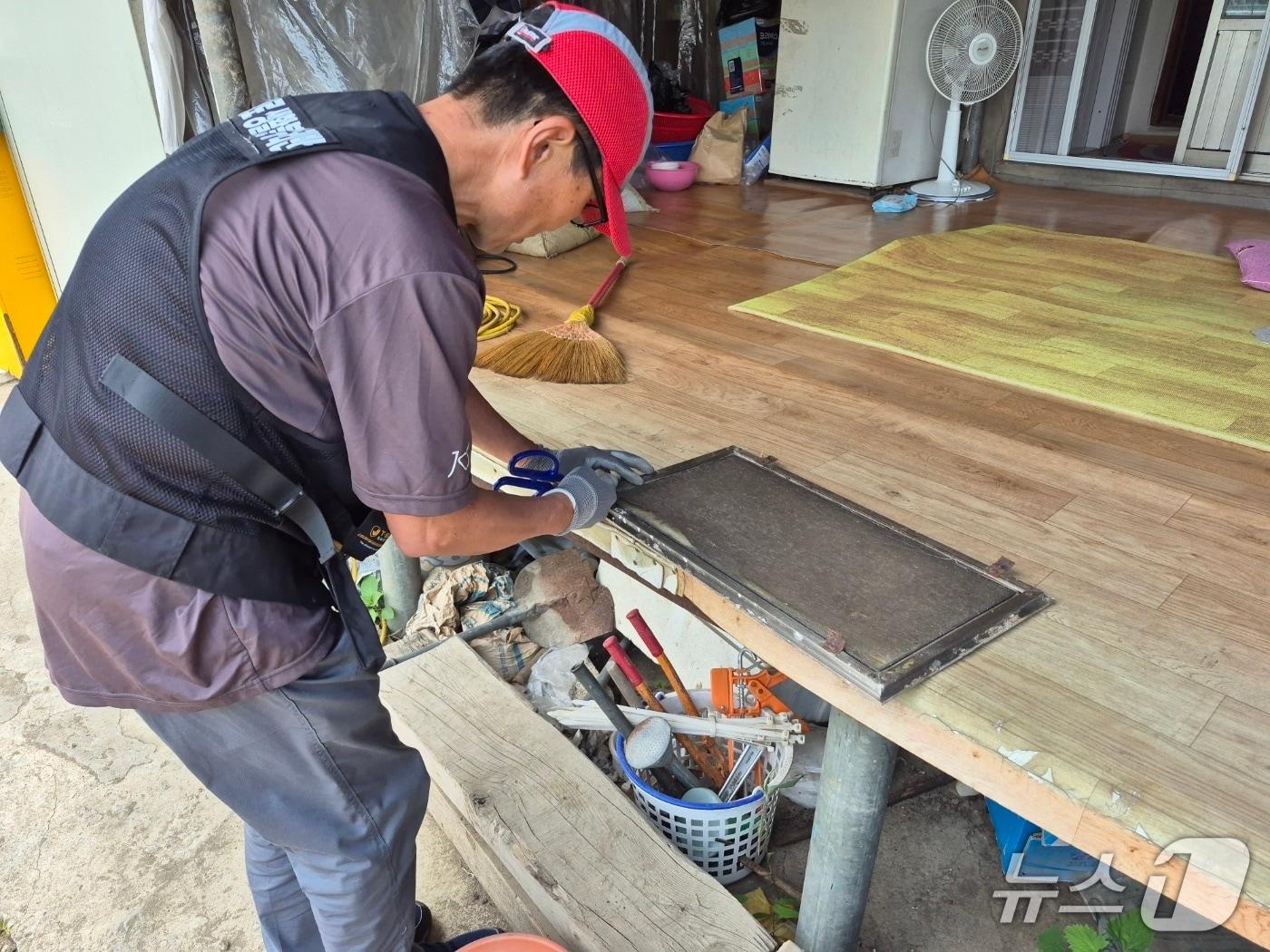 본문 이미지 -  '바로바로 생활불편 수리반'  활동 장면(보은군 제공. 재판매 및 DB금지) /뉴스1