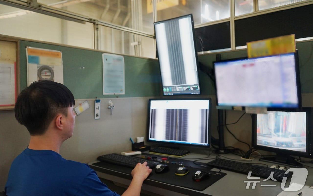 본문 이미지 - 지난달 26일 넥센타이어 창녕공장에서 작업자가 완성된 타이어 내부의 엑스레이 사진을 육안을 보며 적합·부적합 여부를 판단하는 모습. 이 때 인공지능&#40;AI&#41; 시스템도 사진을 함께 보며 적합이면 녹색, 부적합이면 빨간색 등을 화면에 알렸다&#40;넥센타이어 제공&#41;. 2025.09.26.