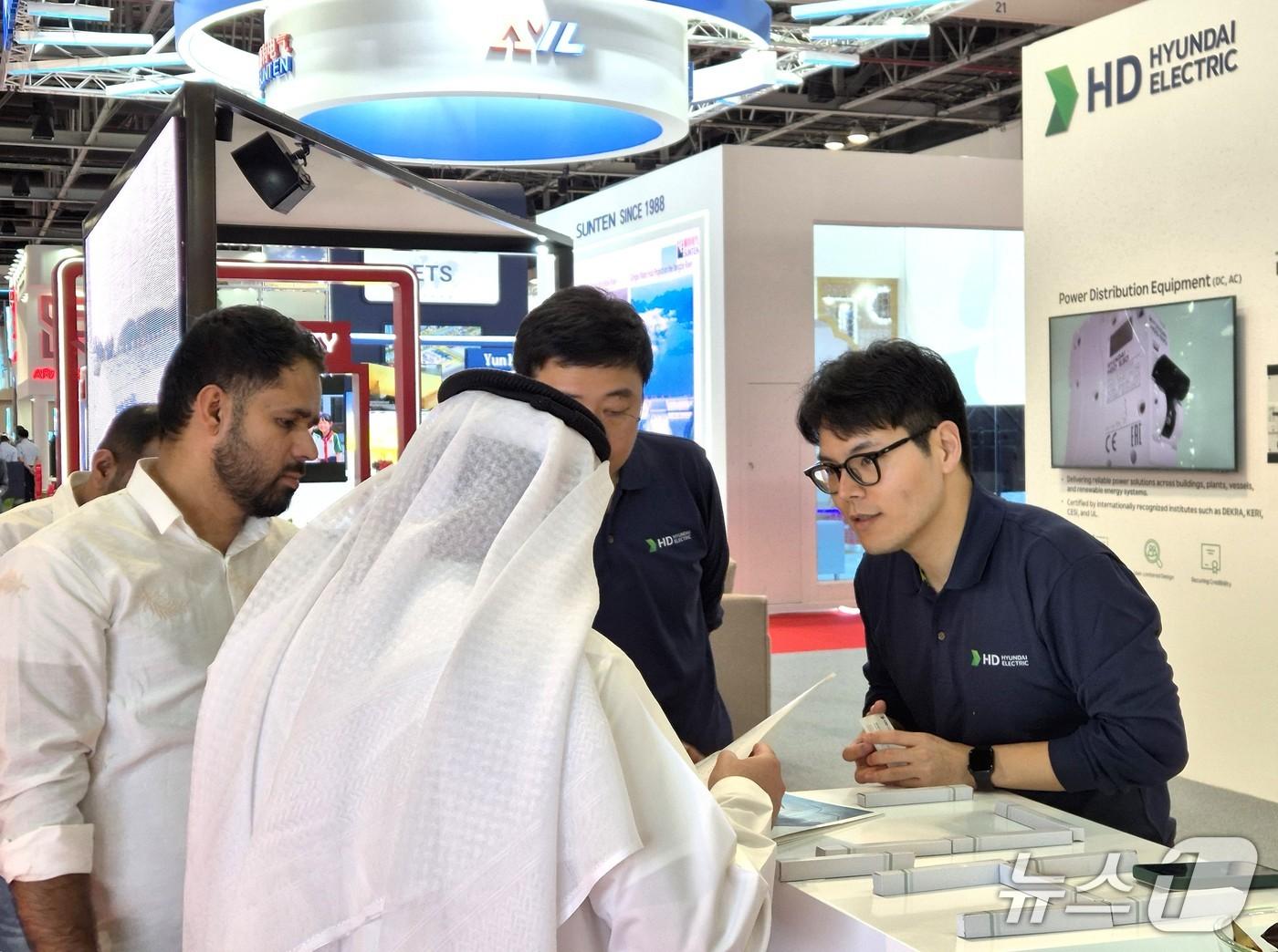 본문 이미지 - HD현대일렉트릭 관계자가 지난달 30일부터 이달 2일까지 아랍에미리트(UAE) 두바이에서 열린 중동 최대 물·에너지·환경기술 박람회 'WETEX 2025'에서 제품을 설명하고 있다.(HD현대일렉트릭 제공)