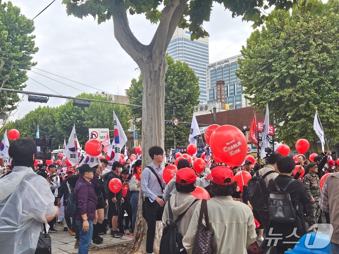 본문 이미지 - 개천절인 3일 자유대학이 서울 종로구 흥인지문부터 광화문까지 행진하고 있다. 2025.10.3/뉴스1 ⓒ News1 유채연 기자