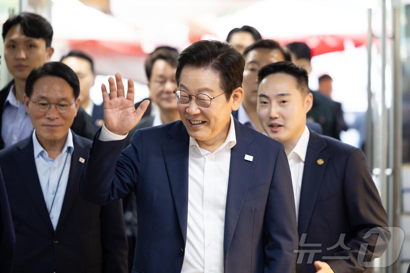 이재명 대통령이 3일 인천 강화제일풍물시장을 찾아 시민들에게 인사를 하고 있다. &#40;대통령실 제공. 재판매 및 DB 금지&#41; 2025.10.3/뉴스1 ⓒ News1 이재명 기자