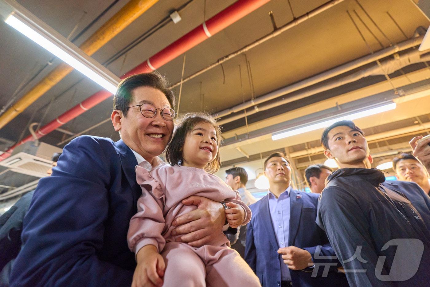 이재명 대통령이 지난 3일 인천 강화제일풍물시장을 찾아 한 어린이와 기념촬영을 하고 있다. &#40;대통령실 제공. 재판매 및 DB 금지&#41; 2025.10.3/뉴스1 ⓒ News1 이재명 기자