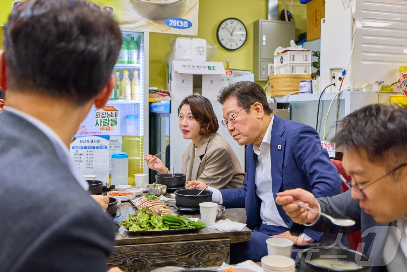 이재명 대통령이 3일 인천 강화제일풍물시장을 찾아 오찬을 하고 있다. (대통령실 제공. 재판매 및 DB 금지) 2025.10.3/뉴스1 ⓒ News1 이재명 기자