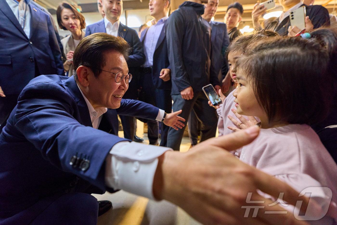 이재명 대통령이 3일 인천 강화제일풍물시장을 찾아 한 어린이와 인사를 나누고 있다. &#40;대통령실 제공. 재판매 및 DB 금지&#41; 2025.10.3/뉴스1 ⓒ News1 이재명 기자