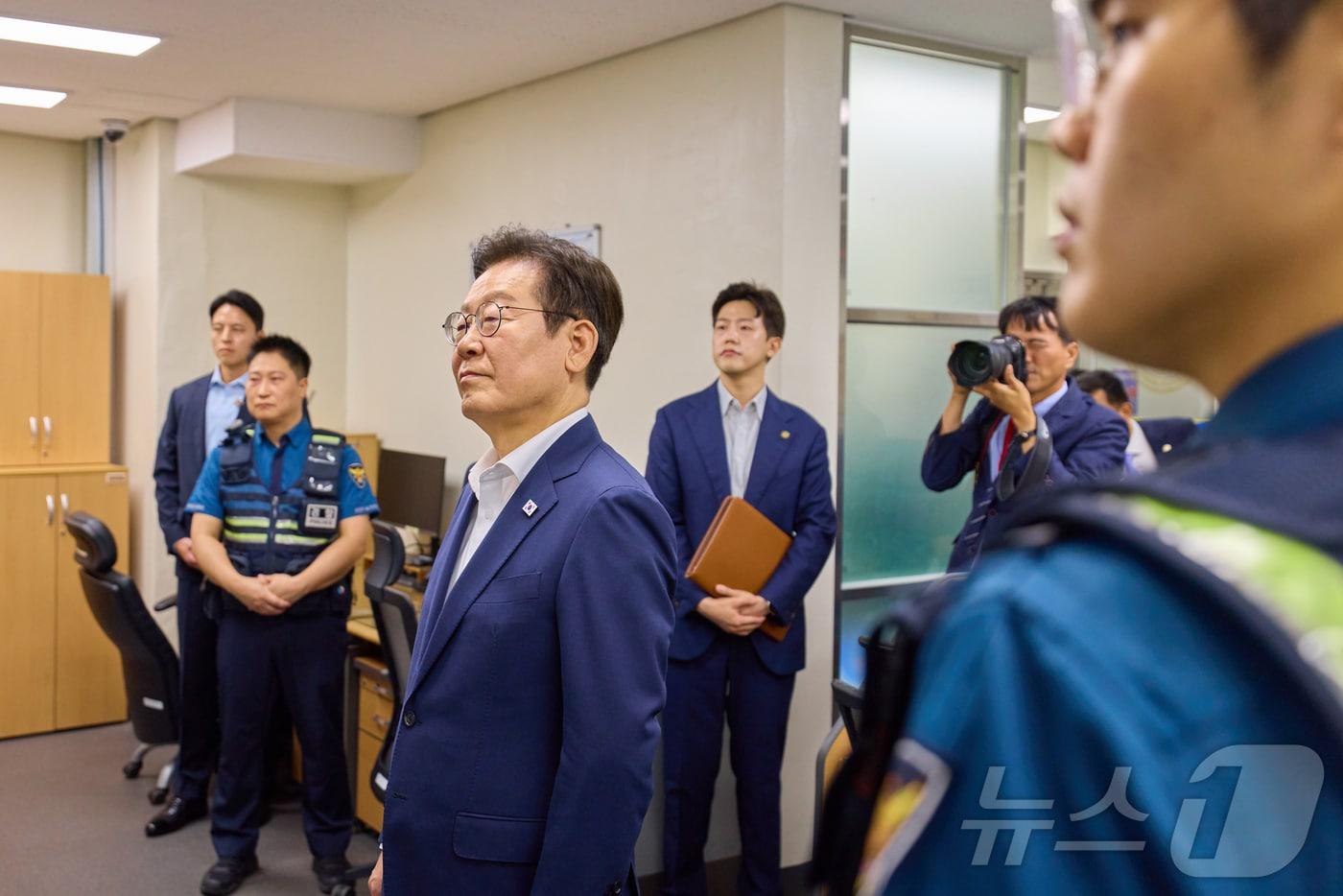 이재명 대통령이 3일 서울 중구 중부경찰서 약수지구대를 찾아 추석 연휴 기간 치안 활동 등을 보고 받고 있다. &#40;대통령실 제공. 재판매 및 DB 금지&#41; 2025.10.3/뉴스1 ⓒ News1 이재명 기자
