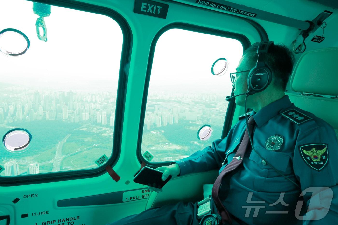 추석 연휴 첫날인 3일 황창선 경기남부경찰청장이 헬기를 타고 경부·영동·서해안선 등 주요 고속도로 교통 상황을 점검하고 있다. &#40;경기남부경찰청 제공. 재판매 및 DB 금지&#41; 2025.10.3/뉴스1 