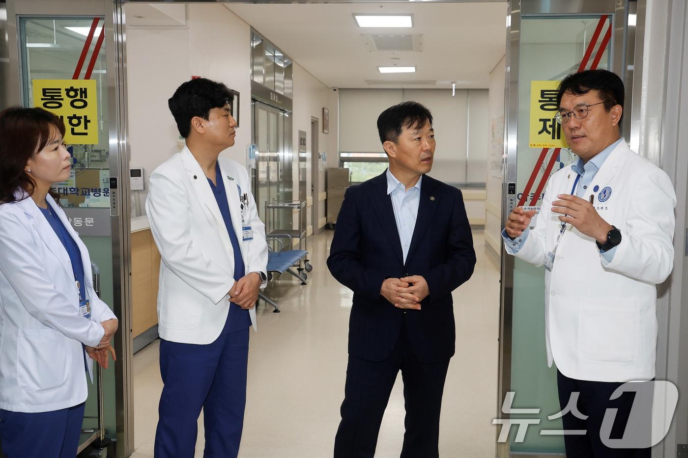 본문 이미지 - 지난해 추석 연휴 첫날인 10월 3일 이형훈 보건복지부 2차관이 경기도 수원시 아주대학교병원을 방문해 연휴 응급의료체계 상황을 점검하고 있다. (보건복지부 제공. 재판매 및 DB 금지) ⓒ 뉴스1 박지혜 기자