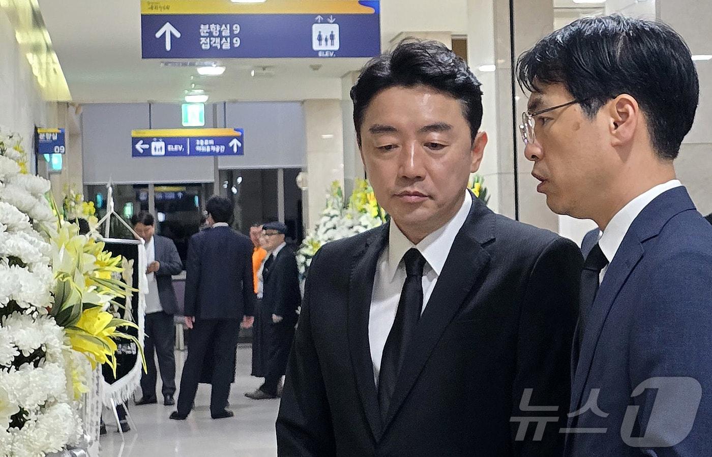 강훈식 대통령 비서실장이 3일 세종 은하수공원 장례식장에 마련된 국가전산망 담당 행정안전부 공무원 A씨 빈소를 조문하고 있다. 2025.10.3/뉴스1 ⓒ News1 장동열 기자