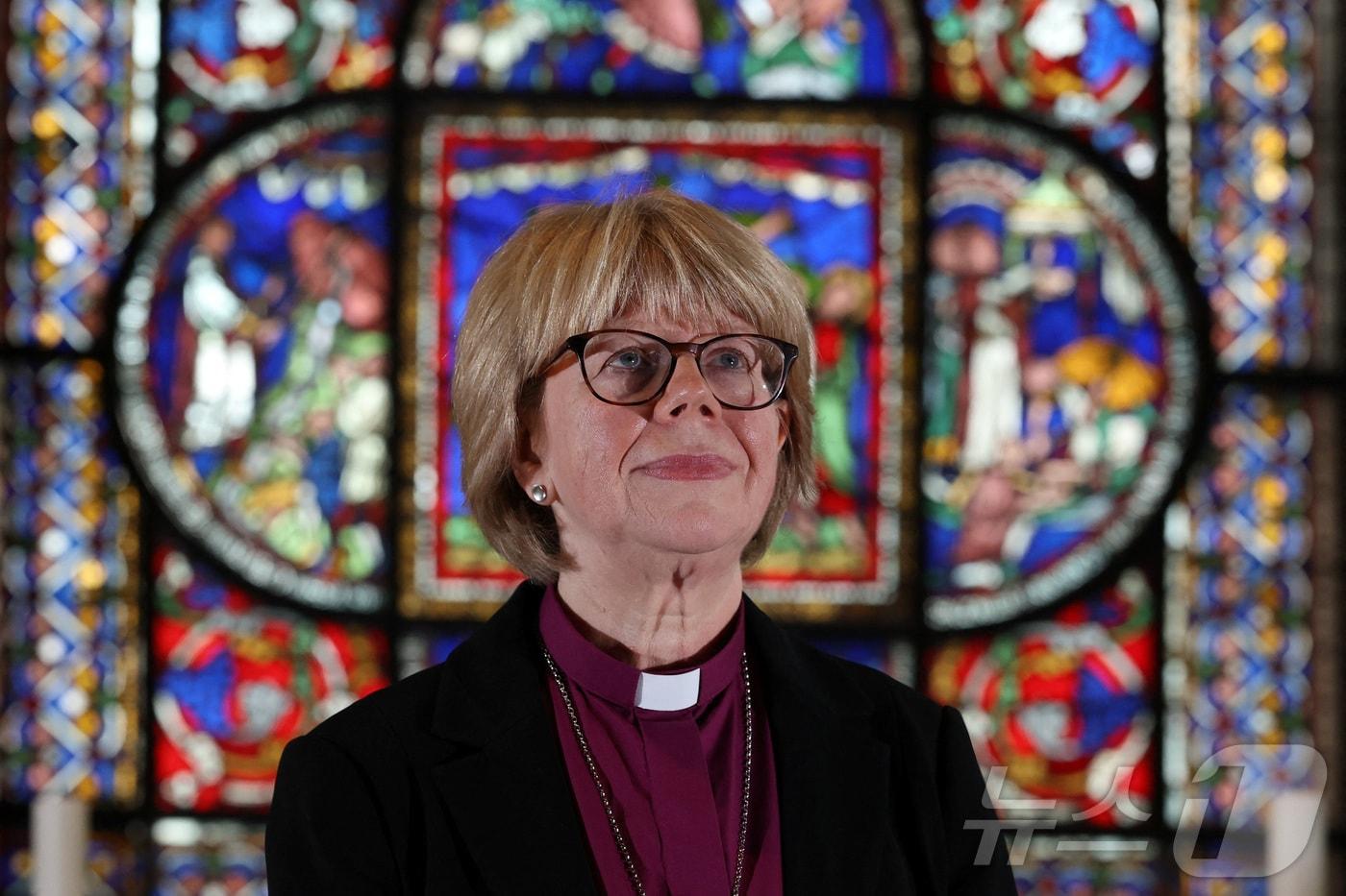 캔터베리 대주교로 지명된 사라 멀랠리 런던 주교가 3일&#40;현지시간&#41; 영국 캔터베리 대성당 안에서 포즈를 취하고 있다. 2025.10.03. ⓒ 로이터=뉴스1 ⓒ News1 윤다정 기자