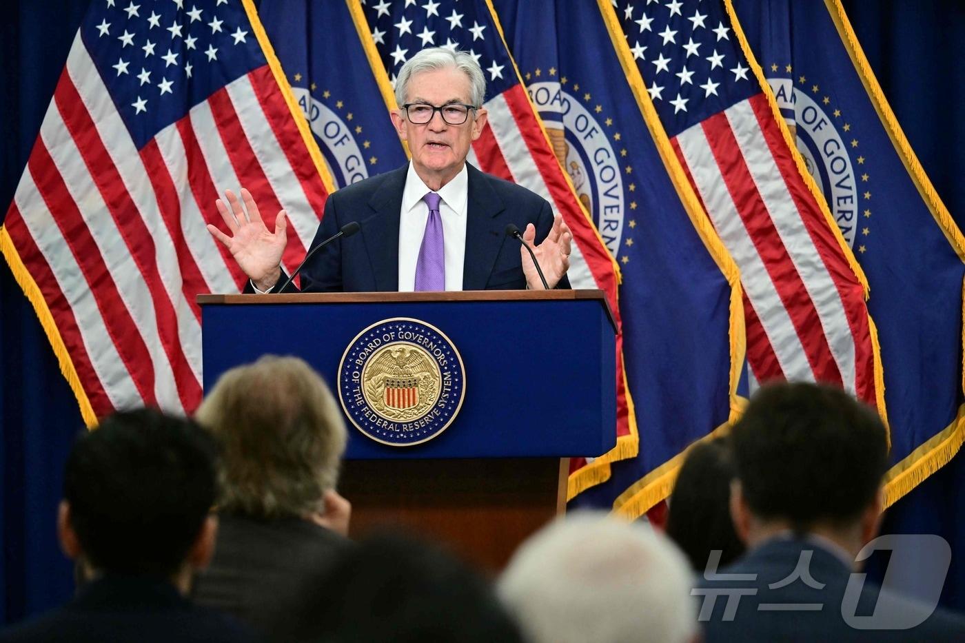 29일&#40;현지시간&#41; 미국 워싱턴 D.C.에서 열린 연방공개시장위원회&#40;FOMC&#41; 회의 종료 후 기자회견 중인 제롬 파월 미국 연방준비제도&#40;Fed&#41; 의장. 이날 연준은 침체 조짐을 보이는 노동 시장을 부양하기 위해 기준금리를 두 번째로 0.25%포인트 인하해 3.75~4%로 조정했다. 2025.10.29ⓒ AFP=뉴스1