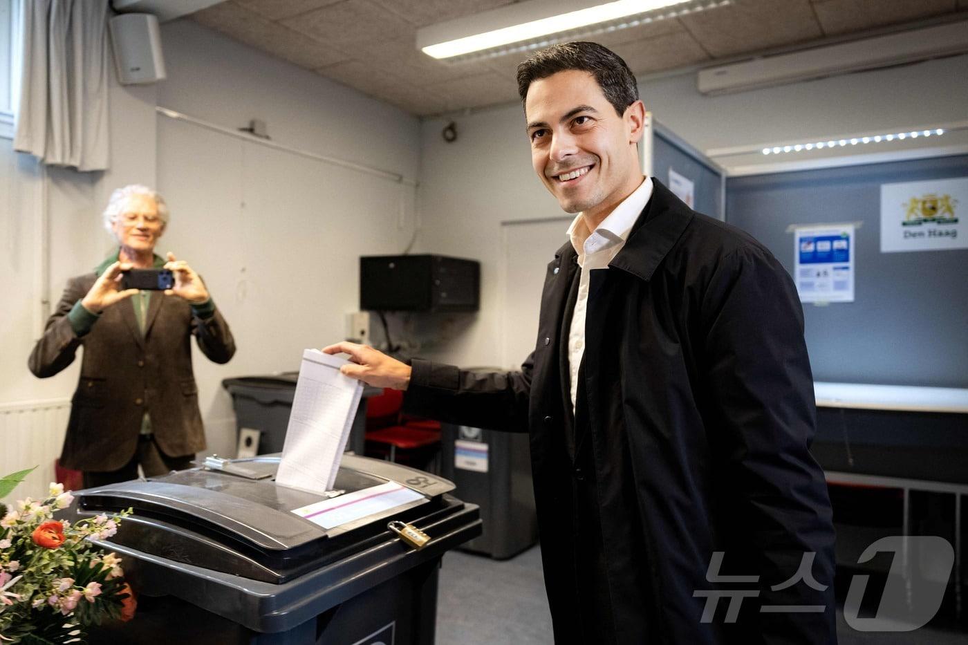 29일&#40;현지시간&#41; 네덜란드 중도 정당 민주66&#40;D66&#41;의 당수 롭 예텐이 헤이그의 한 투표소에서 총선 투표를 하고 있다. 이날 실시된 네덜란드 총선은 유럽 극우 세력의 확산 흐름을 가늠할 수 있는 중요한 선거로 평가받는다. 2025.10.29. ⓒ AFP=뉴스1