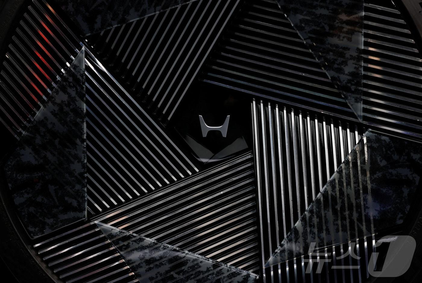 29일 일본 도쿄 빅사이트에서 열린 2025 일본 모빌리티쇼 프레스데이에 혼다 로고가 자동차 휠에 표시된 모습. 2025.10.29. ⓒ 로이터=뉴스1 ⓒ News1 윤다정 기자