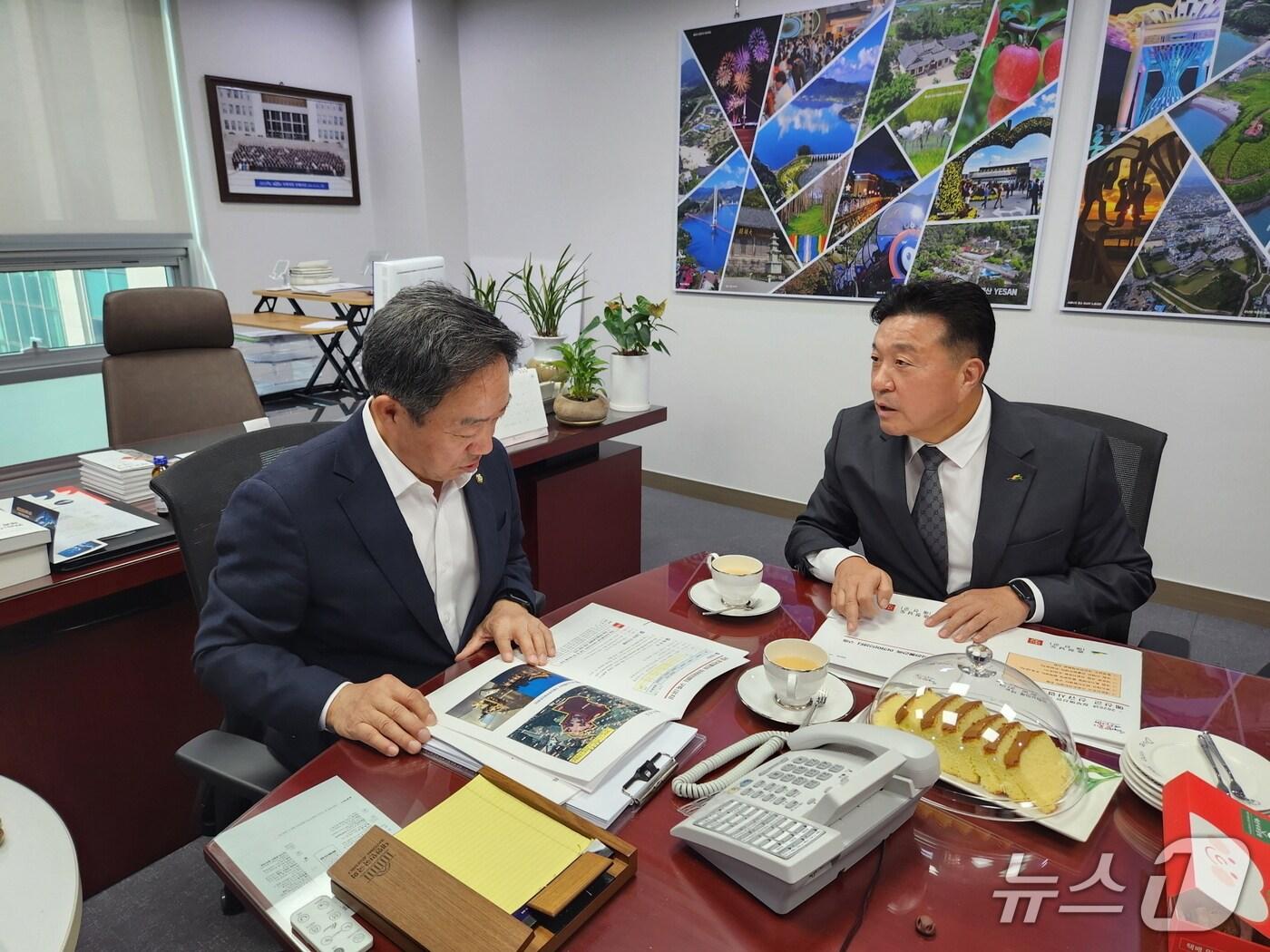 본문 이미지 - 최재구 예산군수가 국회를 방문해 지역 현안 사업 추진을 위한 국비 지원을 건의하고 있다. (예산군 제공, 재판매 및 DB금지) / 뉴스1 