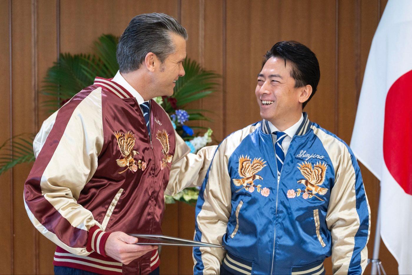 스카잔을 입은 고이즈미 신지로 일본 방위상과 피트 헤그세스 미국 국방부 장관&#40;헤그세스 장관 엑스&#41; 