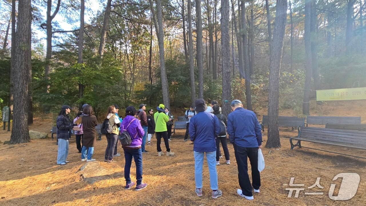 본문 이미지 - 경기 안양시 소재 '서울대 관악수목원'이 오는 11월 5일 전면 개방된다. 사진은 '숲 해설 프로그램' 진행 모습.(안양시 제공. 재판매 및 DB금지)/뉴스1
