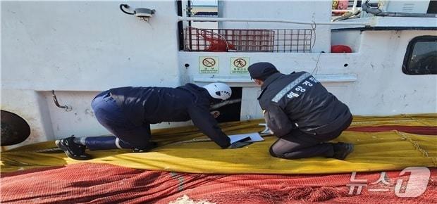 본문 이미지 - 태안해경 관계자가 선박 화재 예방을 위한 안전점검을 실시하고 있다. (태안해경 제공, 재판매 및 DB금지) / 뉴스1