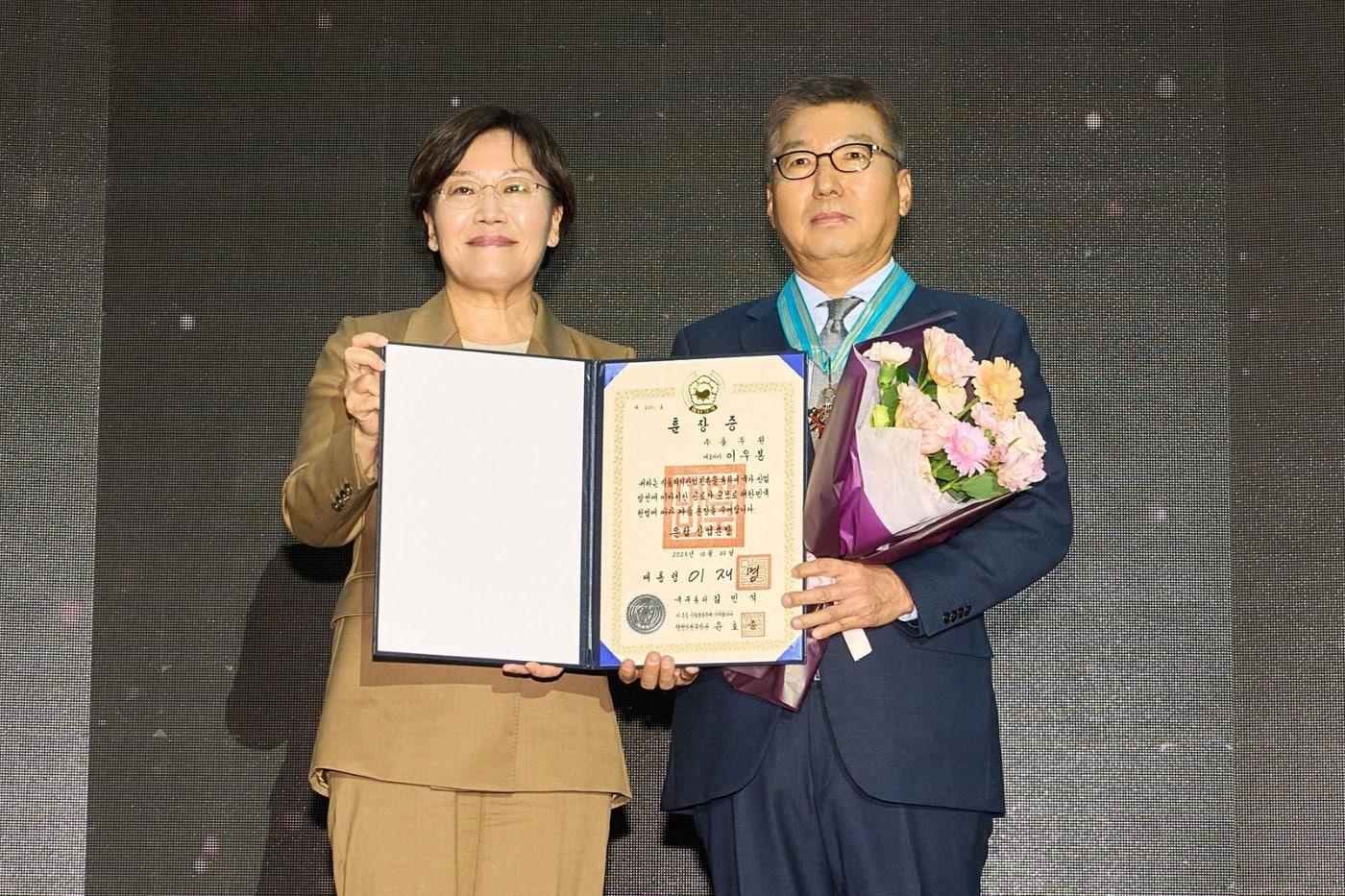이우봉 풀무원 총괄CEO가 29일 서울 삼성 코엑스에서 열린 ‘푸드위크 코리아 2025’에서 국내 식품산업의 성장 및 발전에 기여한 공로를 인정받아 &#39;은탑산업훈장&#39;을 받았다. 이우봉 총괄CEO&#40;오른쪽&#41;가 송미령 농림축산식품부 장관과 기념 촬영을 하고 있다. &#40;풀무원 제공&#41;