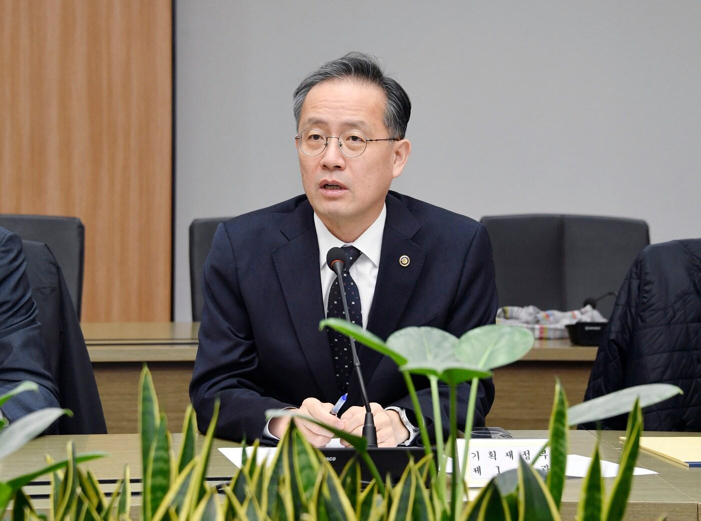 본문 이미지 - 이형일 기획재정부 차관이 10월 30일 오전 서울 영등포구 한국수출입은행에서 열린 &#39;거시경제금융회의&#39;를 주재, 모두발언을 하고 있다.&#40;기재부 제공&#41;