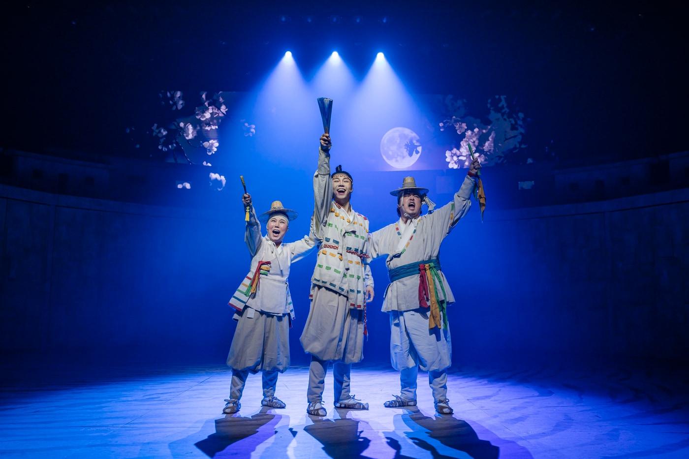 '이날치전' 드레스 리허설 때 '이날치' 역의 김수인(가운데).(국립극장 제공)