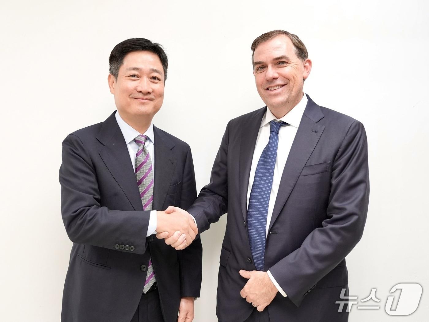 본문 이미지 - '2025 APEC CEO 서밋' 현장에서 LG유플러스 홍범식 대표(왼쪽)와 아마존웹서비스(AWS) 맷 가먼 CEO가 기념촬영을 하는 모습.(LG유플러스 제공)