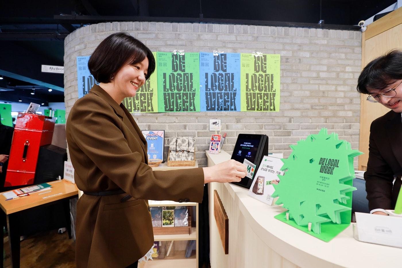 네이버 &#39;비로컬위크&#39; 캠페인 현장에서 네이버페이 오프라인 통합 단말기 ‘Npay 커넥트’로 결제를 진행 중인 최수연 네이버 대표 &#40;네이버 제공&#41;