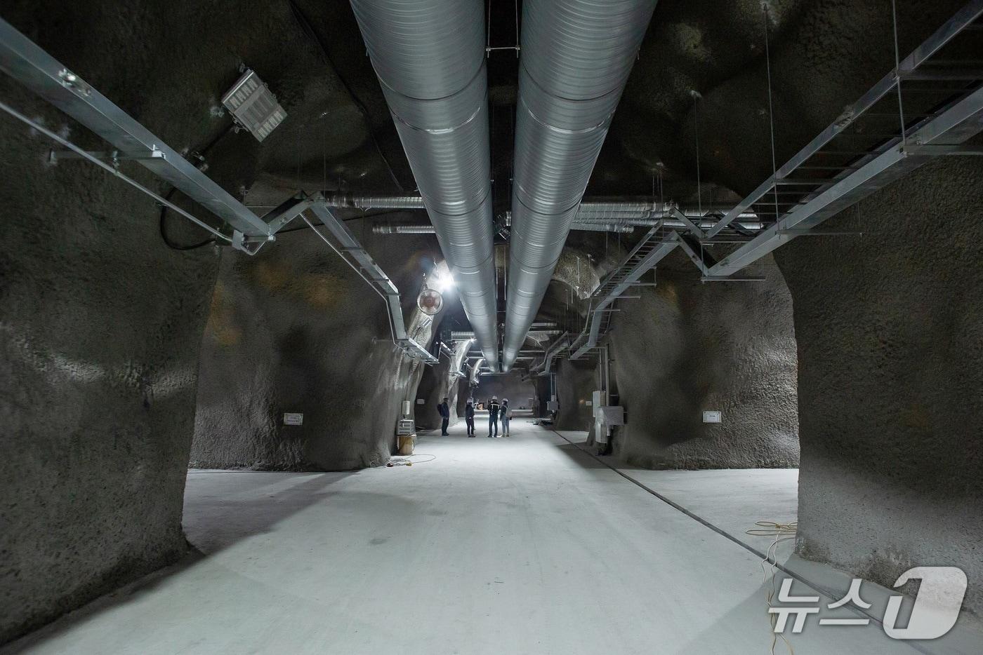 본문 이미지 - 국내 유일의 암흑물질 탐색 연구 지하실험실 예미랩(IBS 제공) /뉴스1