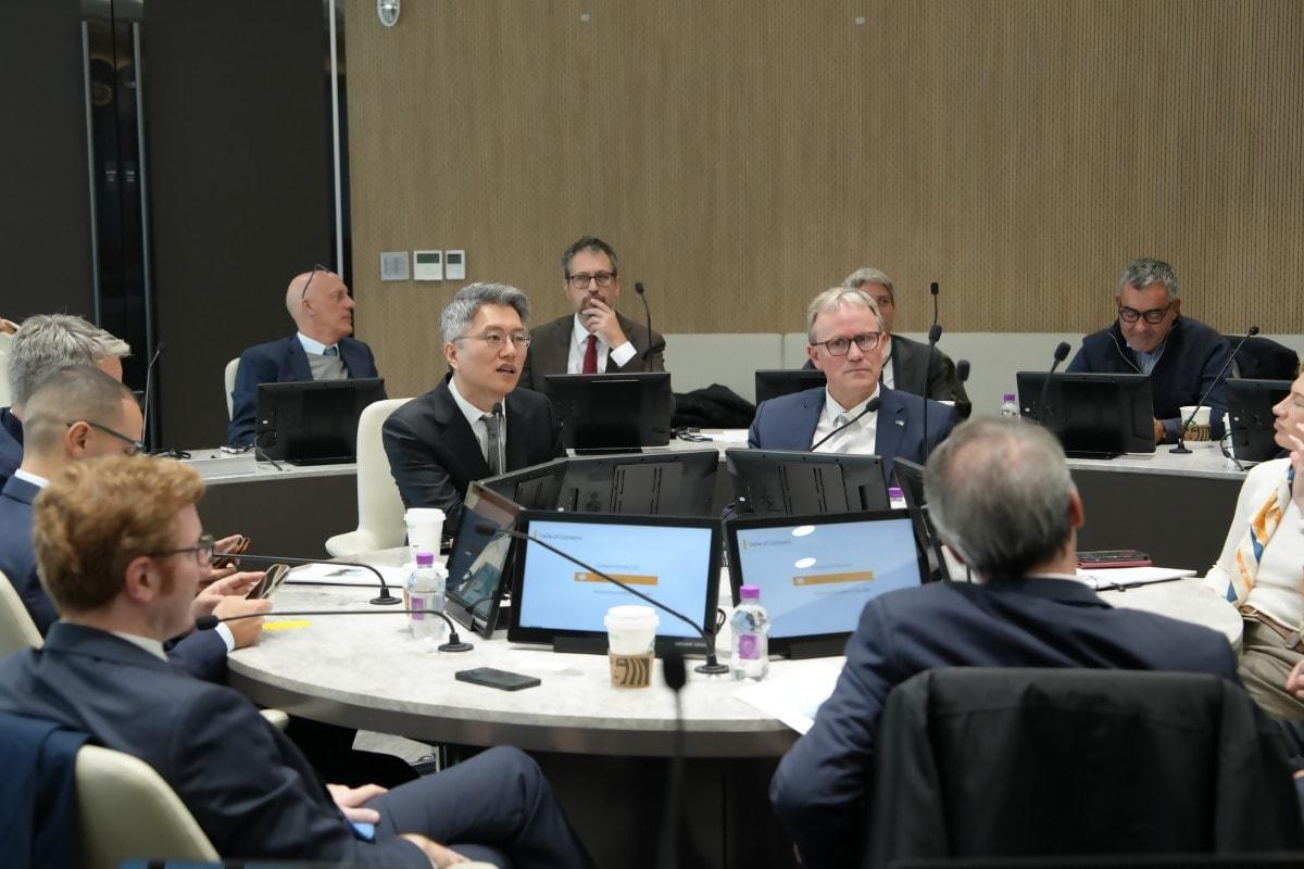 본문 이미지 - 카카오모빌리티 사옥을 방문한 유럽의회 교통관광위원회 소속 의원들이 카카오모빌리티 관계자들과 미래 모빌리티 기술을 논하고 있다.&#40;카카오모빌리티 제공. 재판매 및 DB금지&#41;2025.10.30/뉴스1