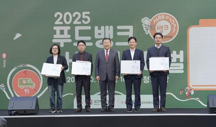 본문 이미지 - 한국사회복지협의회 김성이 회장&#40;가운데&#41;과 세스코 조기근 부사장&#40;오른쪽에서 두번째&#41;이 보건복지부장관 표창 수상 기념촬영을 하고 있다. 사진=세스코 제공