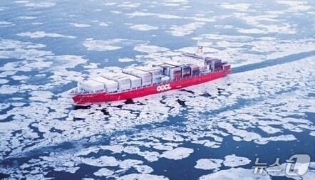 본문 이미지 - 북극항로를 항해하는 선박