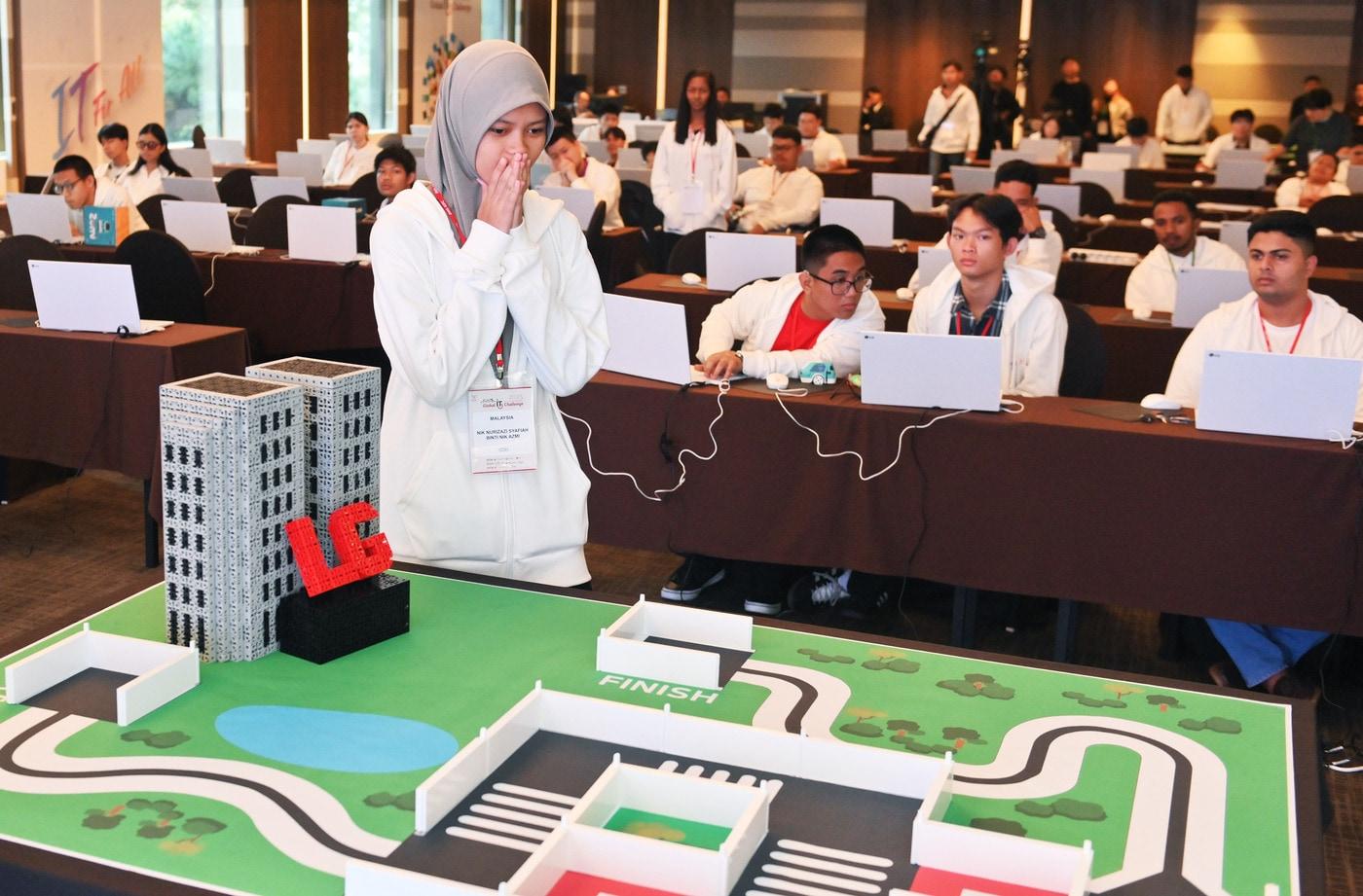 LG전자가 개최한 '2025 글로벌장애청소년IT챌린지' 본선 대회에서 참가자들이 자율주행차 프로그래밍 능력을 평가하는 'eCreative_Smart Car' 종목에 참가 중인 모습(LG전자 제공). ⓒ 뉴스1