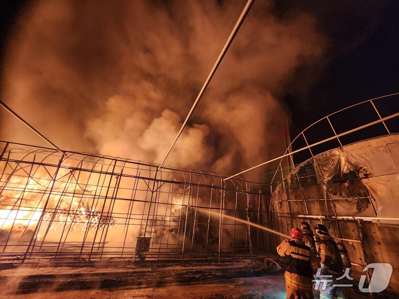 본문 이미지 - 29일 오후 10시 19분쯤 충북 음성군의 한 부직포 공장에서 불이 나 소방당국이 화재를 진압하고 있다.(음성소방서 제공. 재판매 및 DB금지)/뉴스1