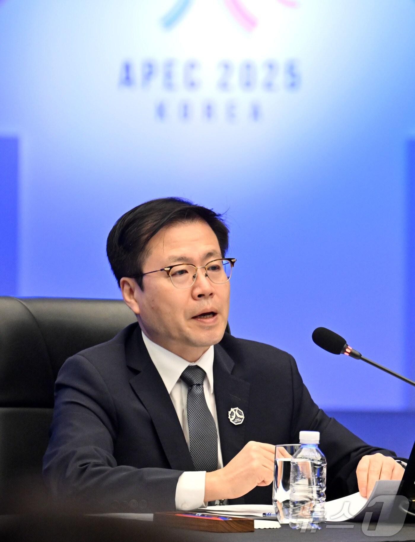 본문 이미지 - 여한구 산업통상자원부 통상교섭본부장이 30일 오전 경북 경주시 소노캄 경주 그랜드볼룸에서 열린 2025 APEC 외교통상합동각료회의 개회식에 참석해 개회사를 하고 있다. 2025.10.30/뉴스1 ⓒ News1 청사사진기자단