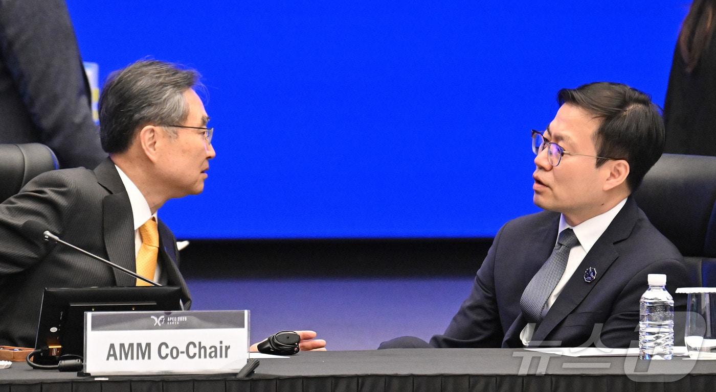 본문 이미지 - 조현 외교부 장관과 여한구 통상교섭본부장. 2025.10.30 ⓒ 뉴스1 청사사진기자단