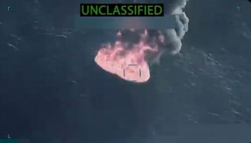 본문 이미지 -  미군이 마약 운반 의심 선박을 공격한 모습.  &#40;피트 헤그세스 미 국방부 장관 엑스&#41;