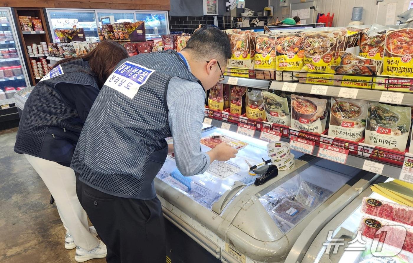 현장 단속 모습.&#40;전남도 제공. 재판매 및 DB금지&#41; 2025.10.30/뉴스1