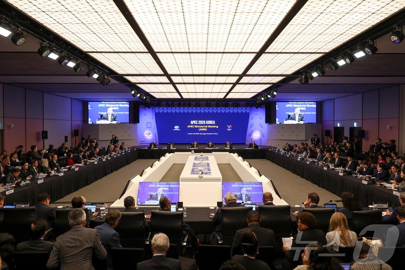 조현 외교부 장관이 지난달 30일 경주 소노캄에서 열린 &#39;아시아태평양경제협력체&#40;APEC&#41; 외교·통상합동각료회의&#39;에 참석해 회의를 주재하고 있다. 2025.10.30/뉴스1 ⓒ News1 청사사진기자단